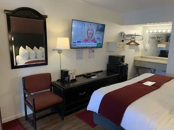 The Inn - 1st Floor - 1 Split King Bed - Bay View
