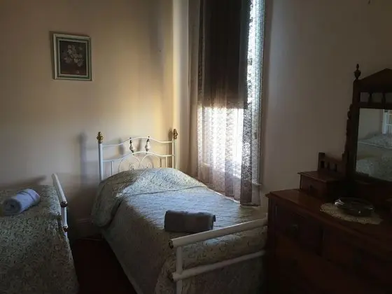 Büyük Yataklı Tek Kişilik Oda, Ortak Banyo