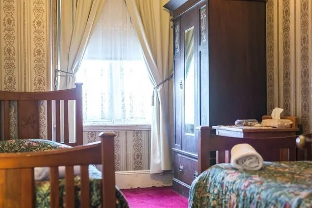 İki Ayrı Yataklı Oda, Ortak Banyo