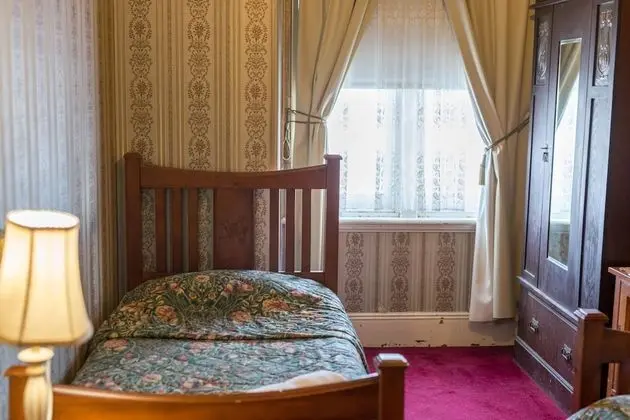 İki Ayrı Yataklı Oda, Ortak Banyo