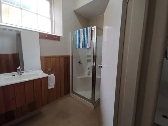 İki Ayrı Yataklı Oda, Ortak Banyo