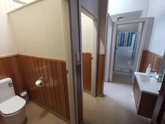 İki Ayrı Yataklı Oda, Ortak Banyo