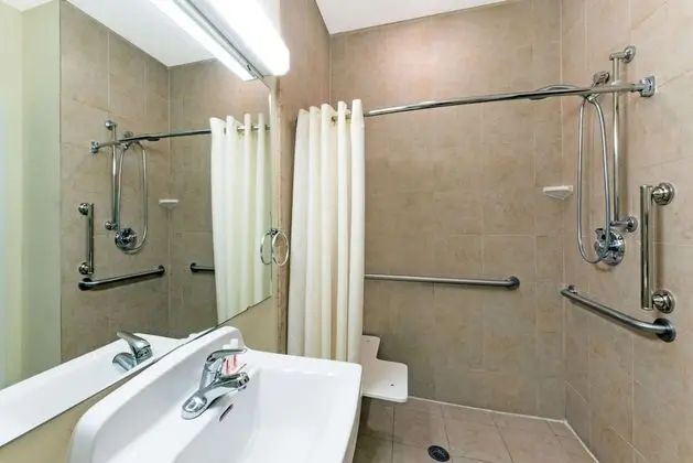 Oda, 1 Büyük (Queen) Boy Yatak, Engellilere Uygun, Sigara İçilmez (Mobility,Hearing,Roll-In Shower)