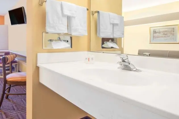 Oda, 2 Büyük (Queen) Boy Yatak, Engellilere Uygun, Sigara İçilmez (Mobility/Hearing, Roll-In-Shower)