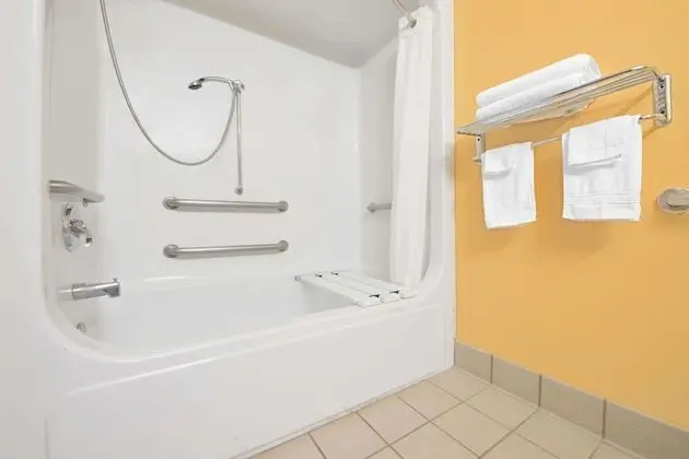 Süit, 1 En Büyük (King) Boy Yatak, Engellilere Uygun (Mobility/Hearing, Tub w/Grab Bars)