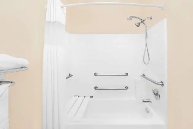Oda, 1 Büyük (Queen) Boy Yatak, Engellilere Uygun, Sigara İçilmez (Mobility,Hearing,Tub w/Grab Bars)