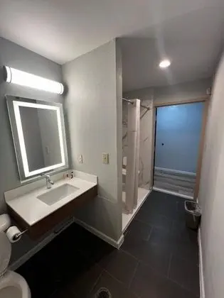 Oda, 1 En Büyük (King) Boy Yatak, Engellilere Uygun, Sigara İçilmez (Mobility, Roll-In Shower)