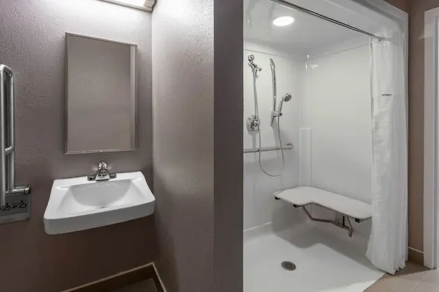 Oda, 2 Büyük (Queen) Boy Yatak, Engellilere Uygun, Sigara İçilmez (Mobility,roll in shower)