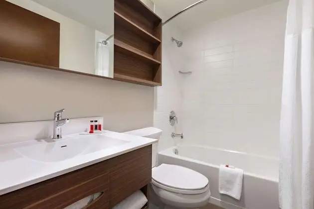 Business Oda, 2 Büyük (Queen) Boy Yatak (Shower/Tub Combo)