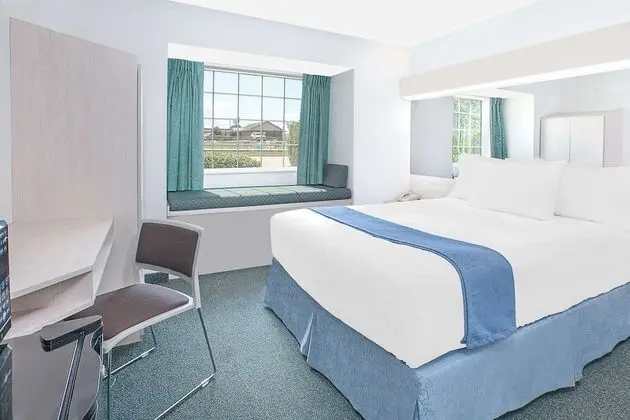 Oda, 1 Büyük (Queen) Boy Yatak, Engellilere Uygun, Sigara İçilmez