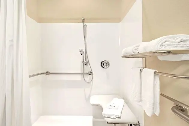Oda, 2 Büyük (Queen) Boy Yatak, Engellilere Uygun, Sigara İçilmez (Mobility/Hearing Tub w/Grab Bars)