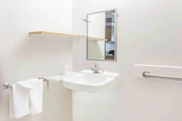 Oda, 1 Büyük (Queen) Boy Yatak, Engellilere Uygun, Sigara İçilmez (Tub Bench)