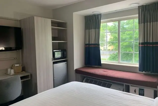 Oda, 1 Büyük (Queen) Boy Yatak, Engellilere Uygun, Sigara İçilmez (Refrigerator & Microwave)
