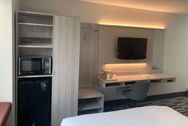 Oda, 1 Büyük (Queen) Boy Yatak, Engellilere Uygun, Sigara İçilmez (Refrigerator & Microwave)