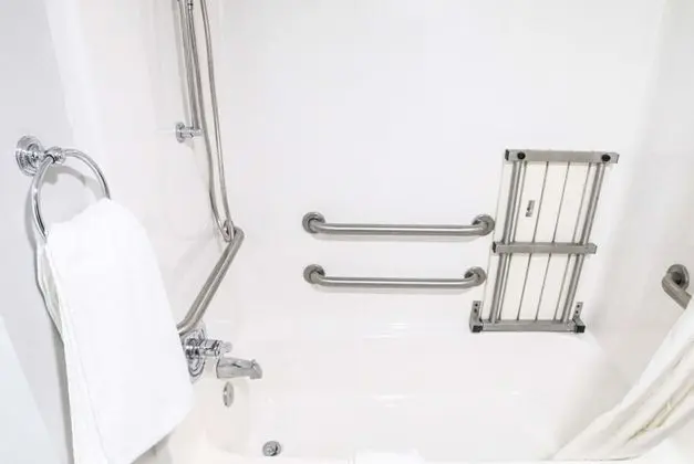 Oda, 2 Büyük (Queen) Boy Yatak, Engellilere Uygun, Sigara İçilmez (Mobility, Tub w/Grab Bars)
