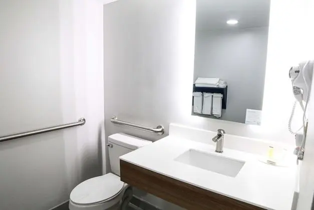 Oda, 2 Büyük (Queen) Boy Yatak, Engellilere Uygun, Sigara İçilmez (Mobility, Tub w/Grab Bars)