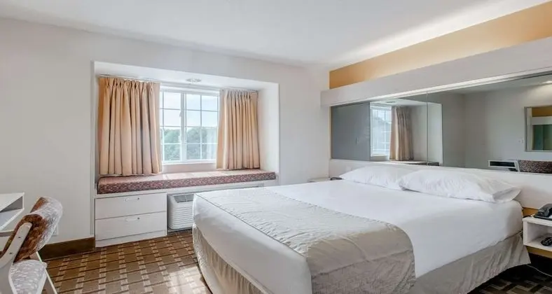 Standard Oda, 1 Büyük (Queen) Boy Yatak, Engellilere Uygun, Sigara İçilmez (Walk-in Shower)