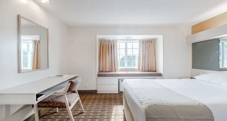 Standard Oda, 1 Büyük (Queen) Boy Yatak, Engellilere Uygun, Sigara İçilmez (Walk-in Shower)
