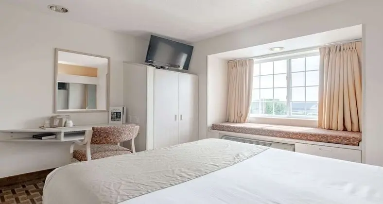 Standard Oda, 1 Büyük (Queen) Boy Yatak, Engellilere Uygun, Sigara İçilmez (Walk-in Shower)
