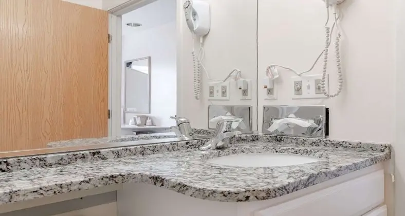 Standard Oda, 1 Büyük (Queen) Boy Yatak, Engellilere Uygun, Sigara İçilmez (Walk-in Shower)