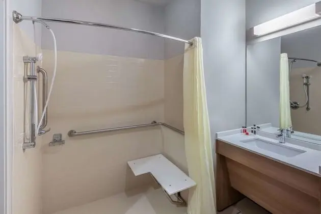 Oda, 2 Büyük (Queen) Boy Yatak, Engellilere Uygun, Sigara İçilmez (Mobility/Hearing, Roll-In Shower)