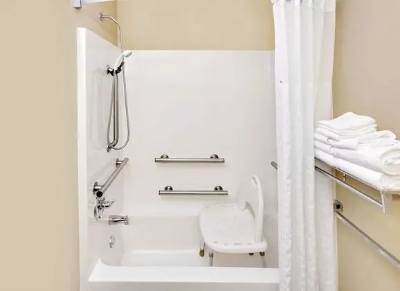 Oda, 1 Büyük (Queen) Boy Yatak, Engellilere Uygun (Mobility Access, Bathtub w/ Grab Bars)