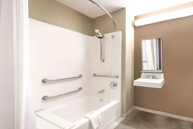 Oda, 1 Büyük (Queen) Boy Yatak, Engellilere Uygun, Sigara İçilmez (Mobility,roll-in shower)