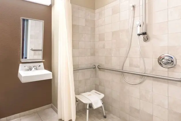 Oda, 1 Büyük (Queen) Boy Yatak, Engellilere Uygun, Sigara İçilmez (Mobility,roll-in shower)