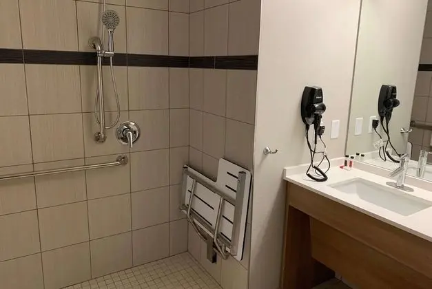 Oda, 2 Büyük (Queen) Boy Yatak, Engellilere Uygun, Sigara İçilmez (Mobility)