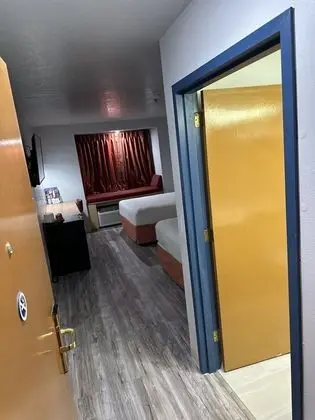 Oda, 2 Büyük (Queen) Boy Yatak, Engellilere Uygun, Sigara İçilmez (Mobility Accessible)