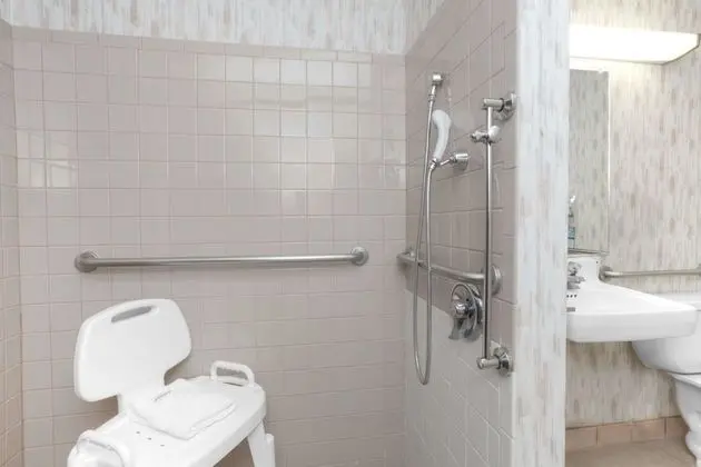 Oda, 2 Büyük (Queen) Boy Yatak, Engellilere Uygun, Sigara İçilmez (Mobility Accessible)