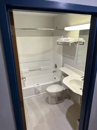 Oda, 2 Büyük (Queen) Boy Yatak, Engellilere Uygun, Sigara İçilmez (Mobility Accessible)