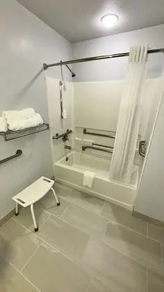 Oda, 2 Büyük (Queen) Boy Yatak, Engellilere Uygun, Sigara İçilmez (Mobility Accessible)