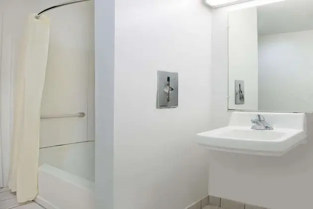Oda, 2 Büyük (Queen) Boy Yatak, Engellilere Uygun, Sigara İçilmez (Mobility Accessible)