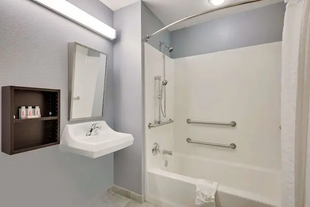 Oda, 2 Büyük (Queen) Boy Yatak, Engellilere Uygun (Mobility/Hearing, Tub w/ Grab Bars)