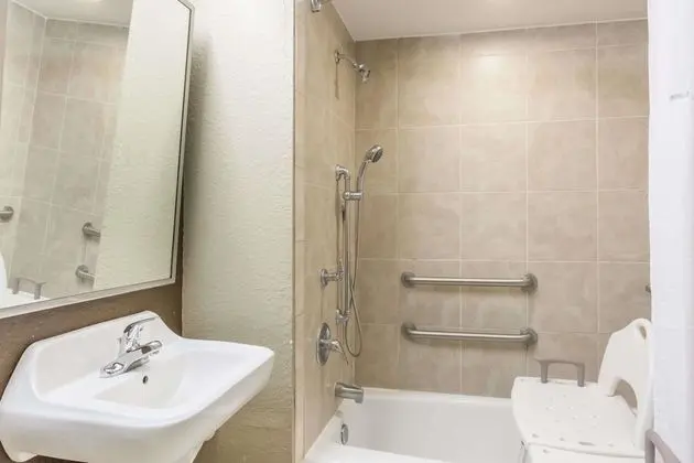 Oda, 2 Büyük (Queen) Boy Yatak, Engellilere Uygun, Sigara İçilmez (Mobility/hearing,roll-in shower)