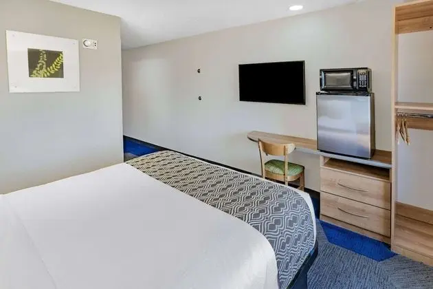 Oda, 1 Büyük (Queen) Boy Yatak, Engellilere Uygun, Sigara İçilmez (Tub with Grab Bars)