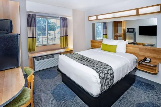 Oda, 1 Büyük (Queen) Boy Yatak, Engellilere Uygun, Sigara İçilmez (Tub with Grab Bars)