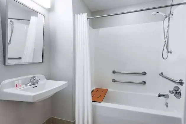 Engellilere uygun banyo
