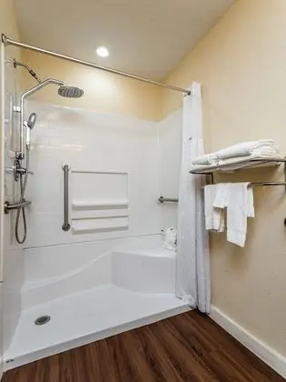 Oda, 2 Büyük (Queen) Boy Yatak, Engellilere Uygun, Sigara İçilmez (Mobility/Hearing/Roll-In Shower)