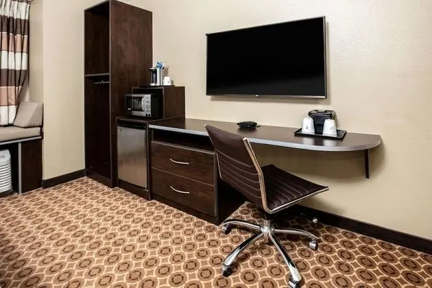 Efficiency One Queen Bed Non-Smoking