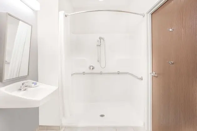 Oda, 2 Büyük (Queen) Boy Yatak, Engellilere Uygun, Sigara İçilmez (Mobility,Hearing,Roll-In Shower)