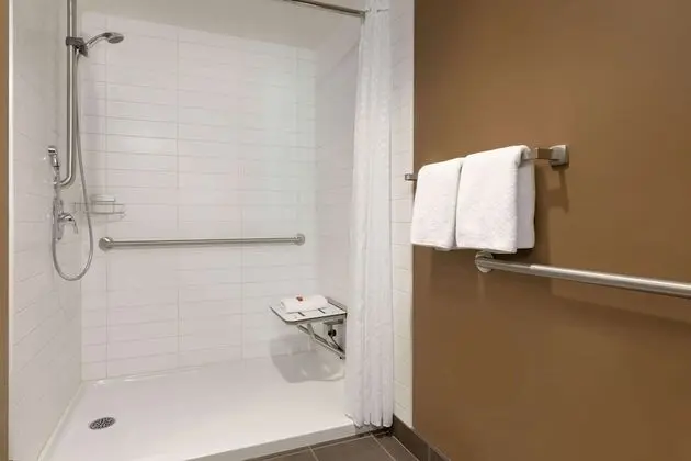 Oda, 2 Büyük (Queen) Boy Yatak, Engellilere Uygun, Sigara İçilmez (Mobility, Roll-In Shower)