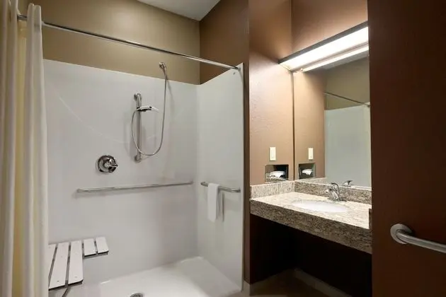 Oda, 2 Büyük (Queen) Boy Yatak, Engellilere Uygun, Sigara İçilmez (Bathtub w/ Grab Bars)