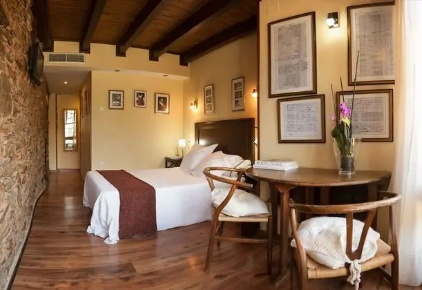 Tek Büyük Yataklı Oda (Cristóbal Halffter)