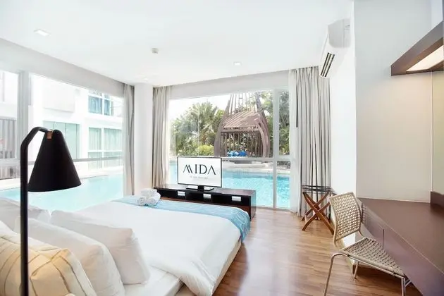2 Bedrooms Corner Suite Pool Access with Bathtub