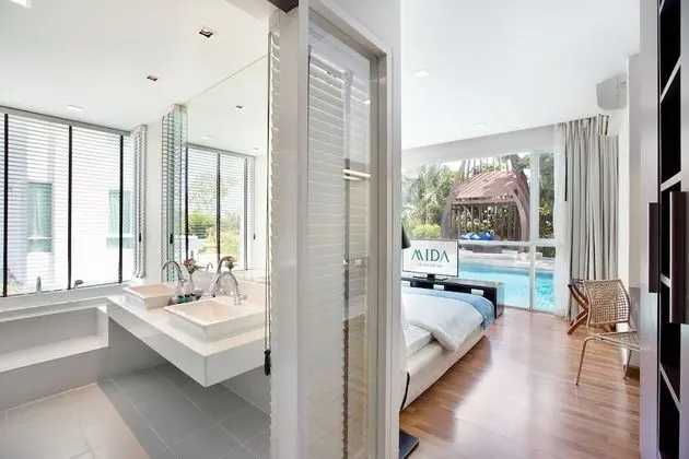 2 Bedrooms Corner Suite Pool Access with Bathtub