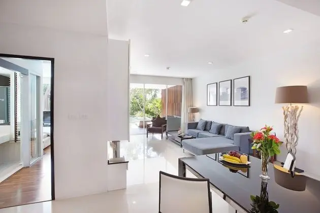 2 Bedrooms Corner Suite Pool Access with Bathtub