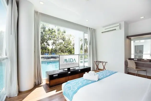 2 Bedrooms Corner Suite Pool Access with Bathtub