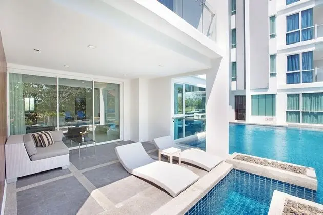 2 Bedrooms Corner Suite Pool Access with Bathtub